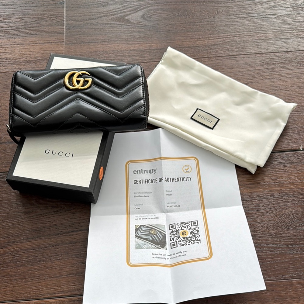 Gucci Pre Owned in EUC GG Marmont Continental Black Wallet with Gold Logo